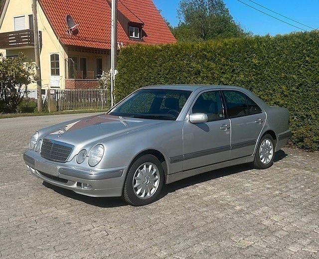 Silber Gebraucht 2000 Mercedes E320 Elegance Limousine | 11.500 € (Teuer) - Bild 1/4
