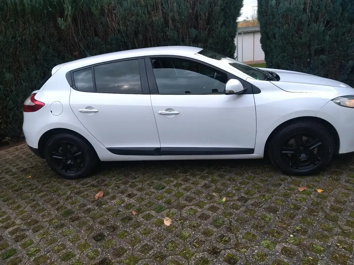 Gebraucht Renault Mégane III 106 PS (77 kW) 2011 Weiß Limousine