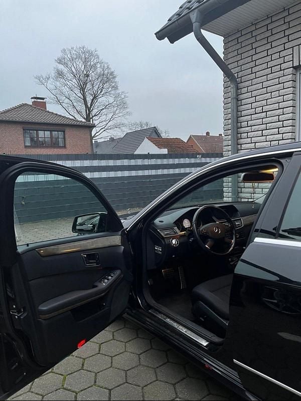 Gebraucht Mercedes E250 204 PS (150 kW) 2009 Schwarz Limousine