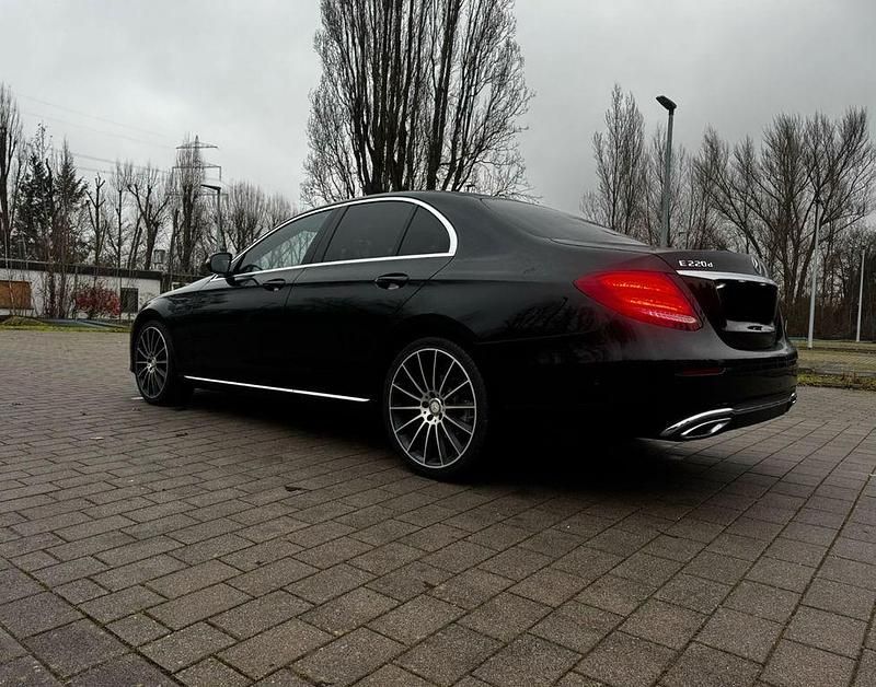 Gebraucht Mercedes E220 194 PS (142 kW) 2016 Schwarz Limousine