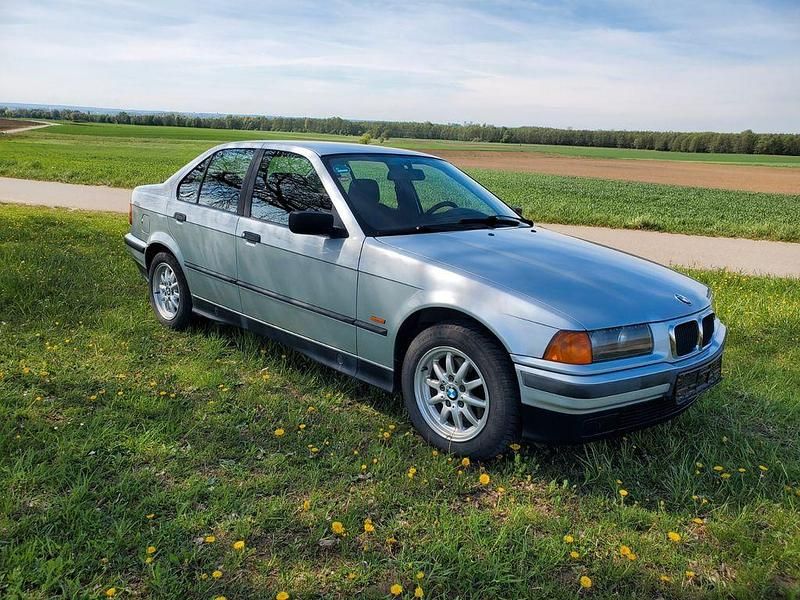 Silber Gebraucht 1996 BMW 318 Limousine | 3.499 € (Superpreis) - Bild 1/4