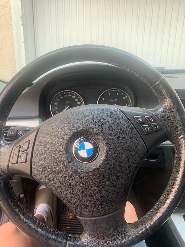 Schwarz Gebraucht 2011 BMW 318 Kombi | 4.500 € (Superpreis) - Bild 1/4