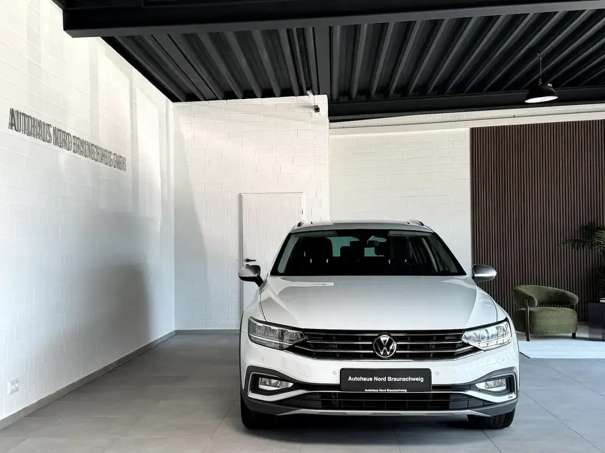 Gebraucht VW Passat 200 PS (147 kW) 2024 Gletscherweiß metallic Kombi