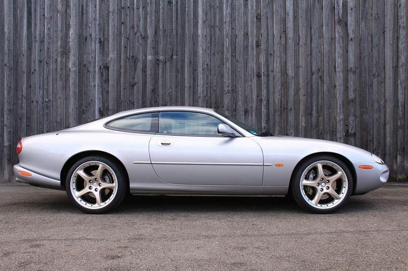 Second-hand Jaguar XKR 363 CP (266 kW) 2000 Argintiu Coupe
