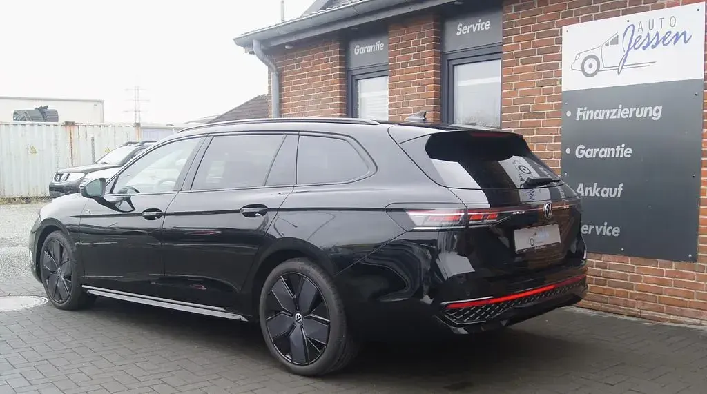 Gebraucht VW Passat R-line 193 PS (141 kW) 2024 Schwarz Kombi