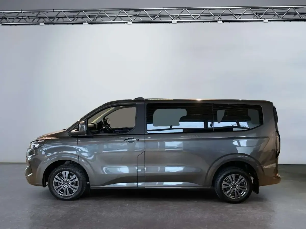 Gebraucht Ford Tourneo Titanium 150 PS (110 kW) 2024 Magneticgrau (metallic) Kombi