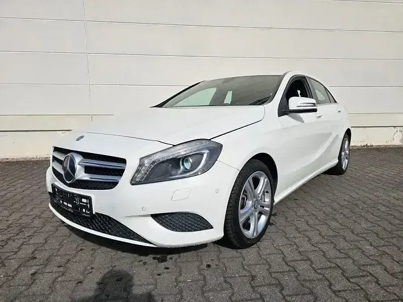 Gebraucht Mercedes A200 Urban 156 PS (114 kW) 2014 Weiß Kleinwagen