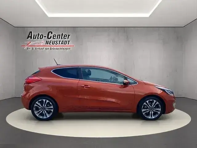 Używany Kia ProCeed Spirit 331 KM (243 kW) 2015 Pomarańczowy Hatchback