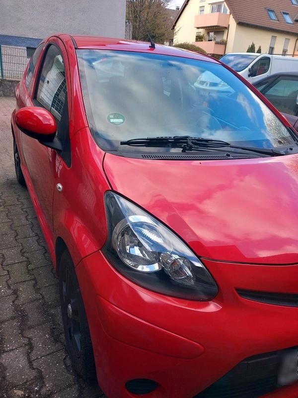 Gebraucht Toyota Aygo 68 PS (50 kW) 2013 Rot Kleinwagen