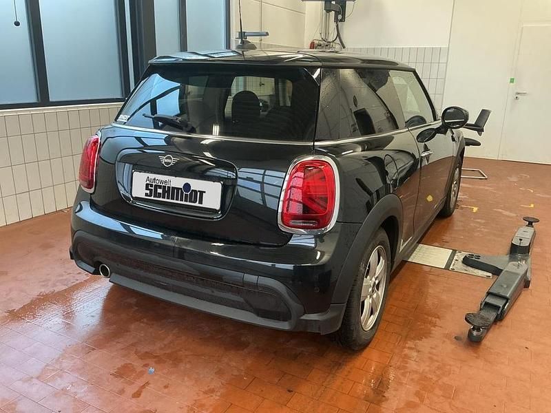 Gebraucht Mini Cooper Essential 136 PS (100 kW) 2024 (schwarz)  midnight black Kleinwagen