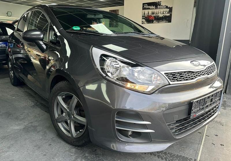 Grau Gebraucht 2016 Kia Rio Spirit Limousine | 7.500 € (Fairer Preis) - Bild 1/4
