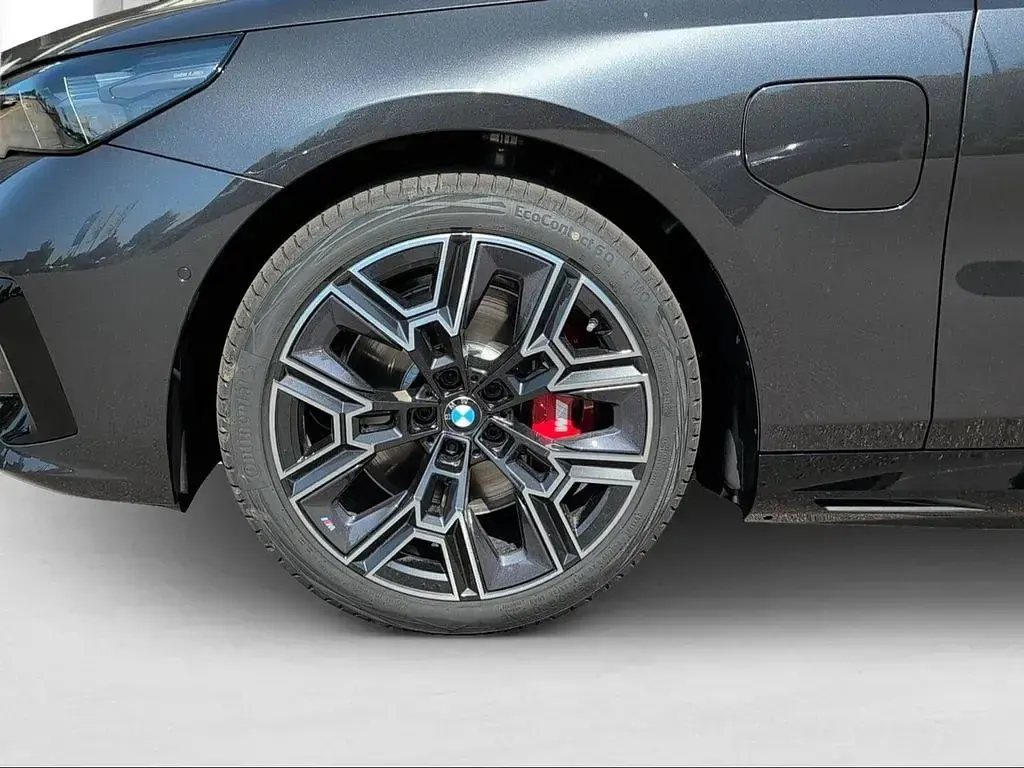 Neu BMW 550e M Sport 489 PS (359 kW) 2026 Sophistograu brillanteffekt Limousine