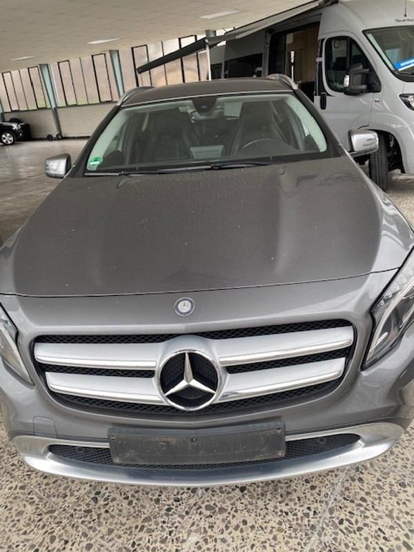 Grau Gebraucht 2015 Mercedes GLA180 SUV | 13.950 € (Etwas zu teuer) - Bild 1/3