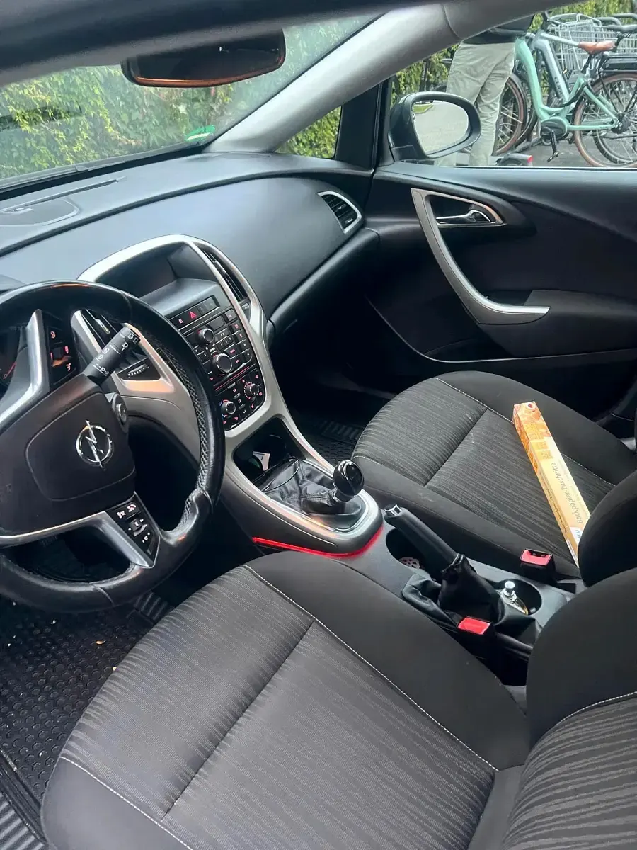 Gebraucht Opel Astra 140 PS (102 kW) 2012 Schwarz Kleinwagen