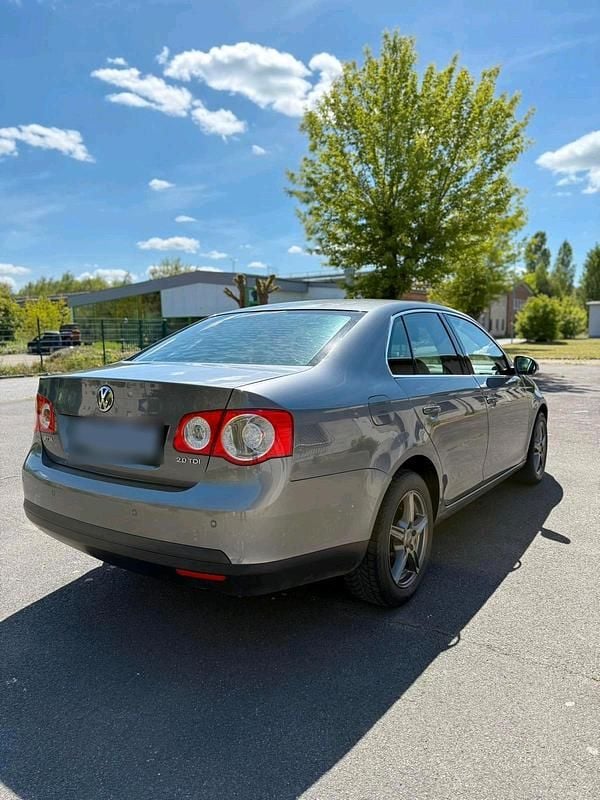 Gebraucht VW Jetta 140 PS (102 kW) 2006 Grau Limousine
