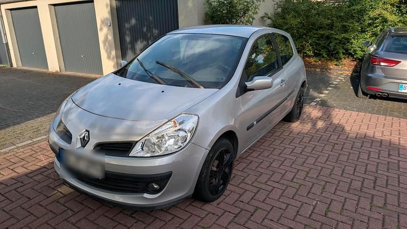 Silber Gebraucht 2005 Renault Clio II Kleinwagen | 1.000 € (Guter Preis) - Bild 1/4