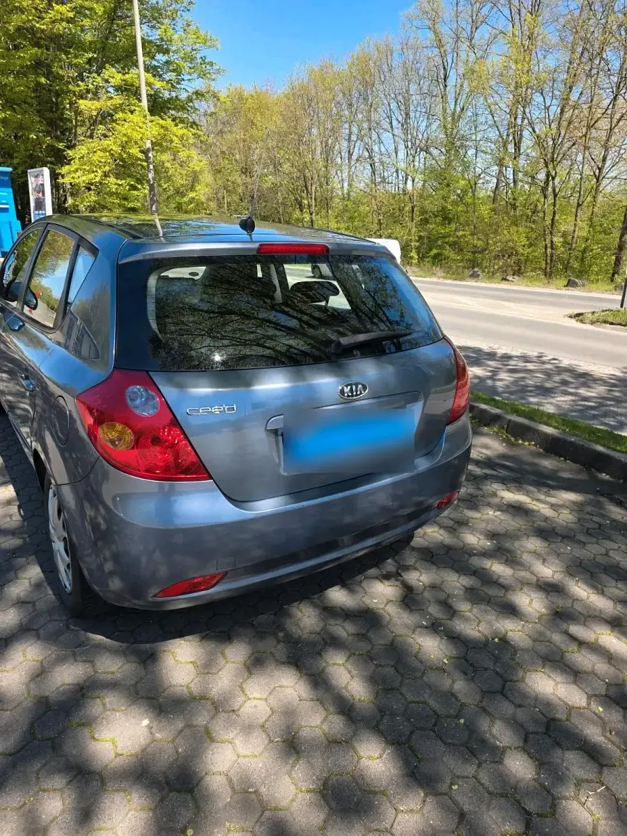 Używany Kia Ceed 80 KM (58 kW) 2008 Niebieski Hatchback