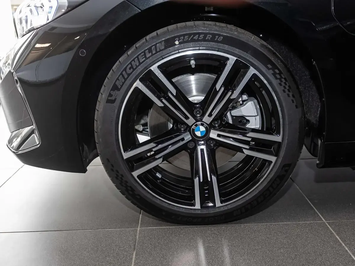 Gebraucht BMW 330e Performance 292 PS (214 kW) 2025 Black sapphire metallic (schwarz) Limousine