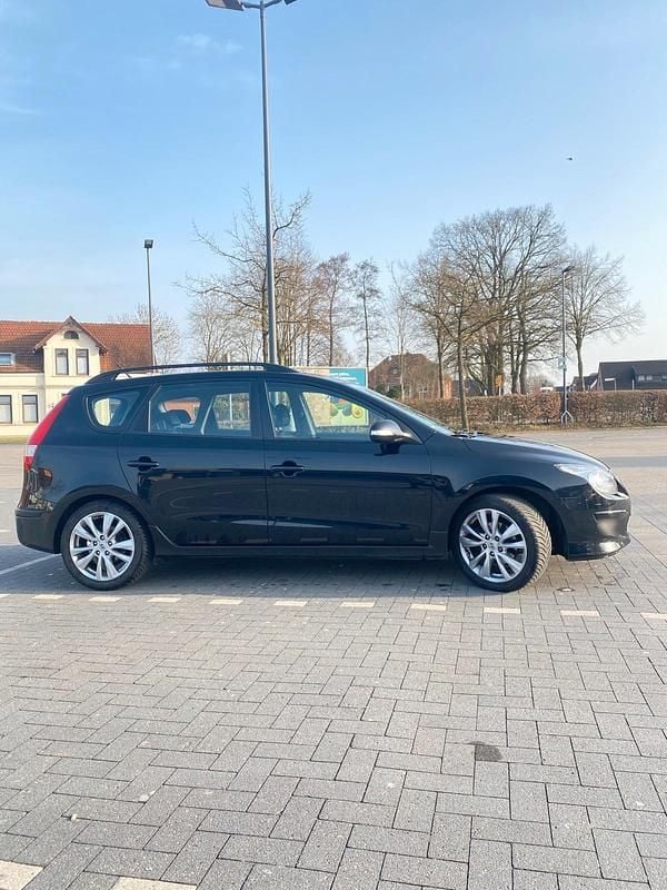 Gebraucht Hyundai i30 90 PS (66 kW) 2011 Schwarz Limousine