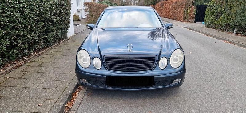 Gebraucht Mercedes E220 150 PS (110 kW) 2002 Blau Limousine
