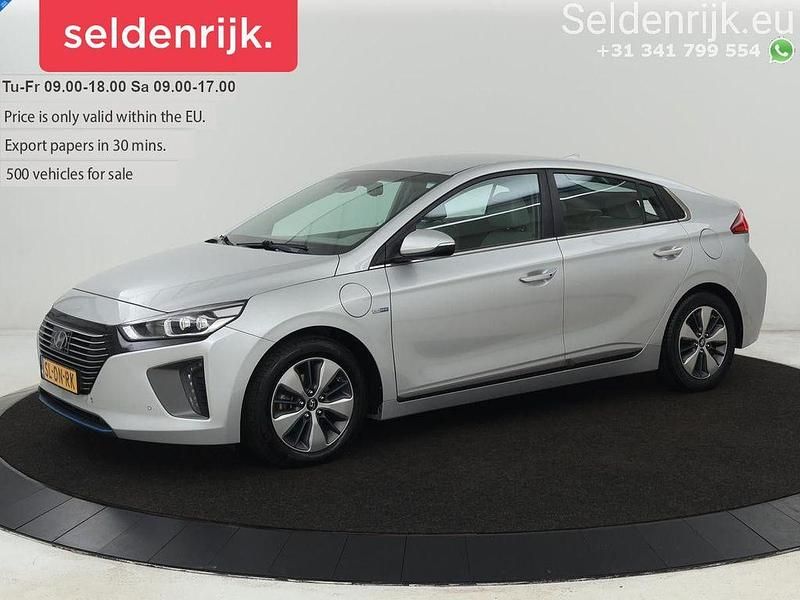 Grau Gebraucht 2018 Hyundai Ioniq Premium Kleinwagen | 16.900 € (Teuer) - Bild 1/4