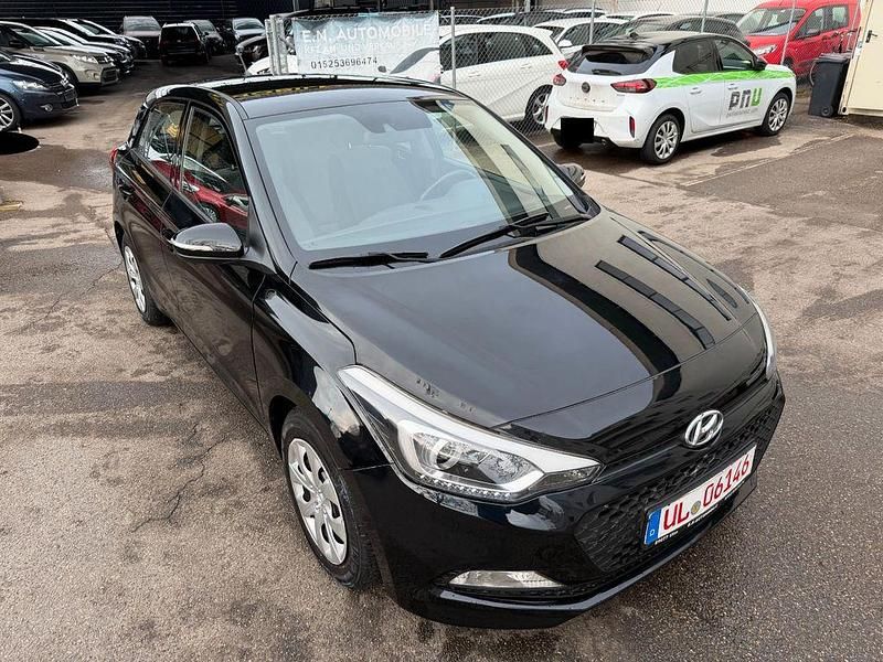 Gebraucht Hyundai i20 Style 101 PS (74 kW) 2016 Schwarz Limousine