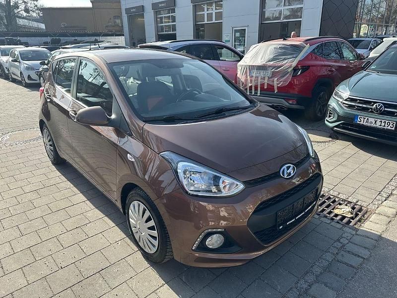 Gebraucht Hyundai i10 87 PS (63 kW) 2015 Cashmere brown / met Kleinwagen