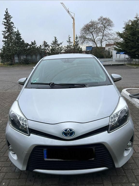 Gebraucht Toyota Yaris 75 PS (55 kW) 2013 Grau Kleinwagen