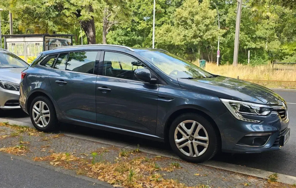 Gebraucht Renault Mégane GrandTour Intens 132 PS (97 kW) 2017 Blau Kombi