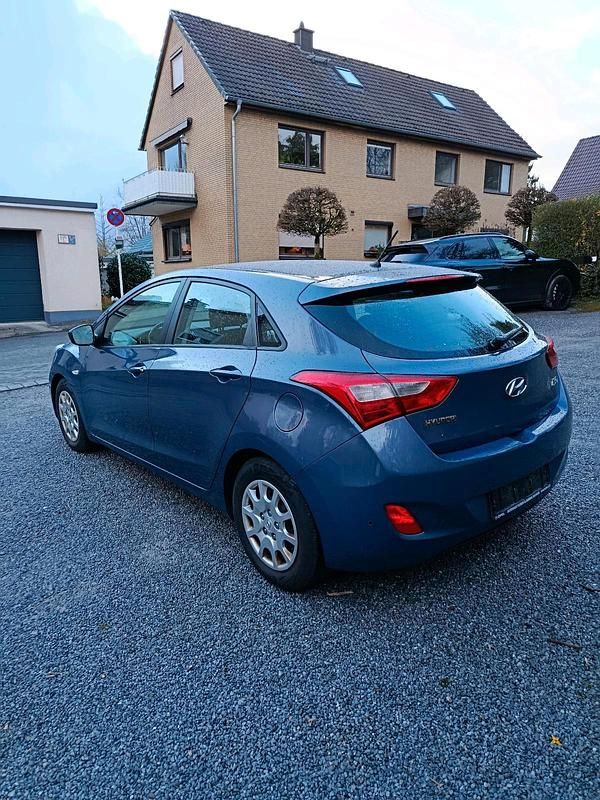 Gebraucht Hyundai i30 90 PS (66 kW) 2013 Blau Kleinwagen