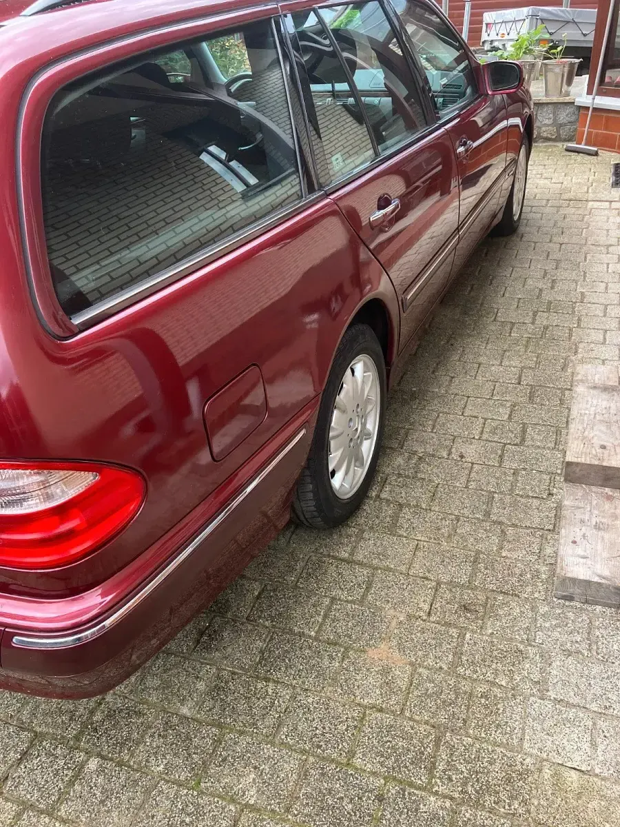 Gebraucht Mercedes E240 Elegance 170 PS (125 kW) 2000 Rot Kombi