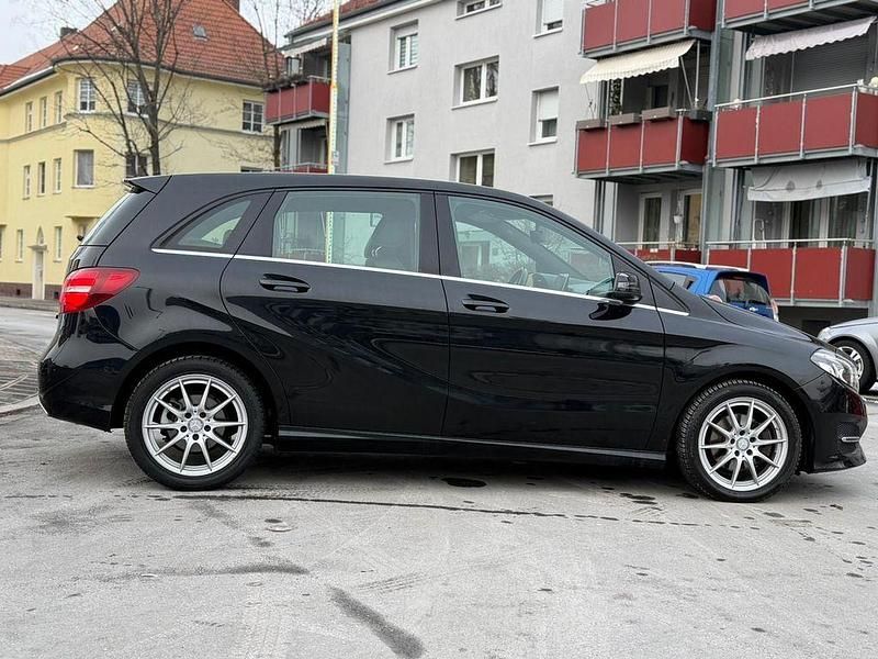 Gebraucht Mercedes B180 122 PS (89 kW) 2015 Schwarz Van / Kleinbus