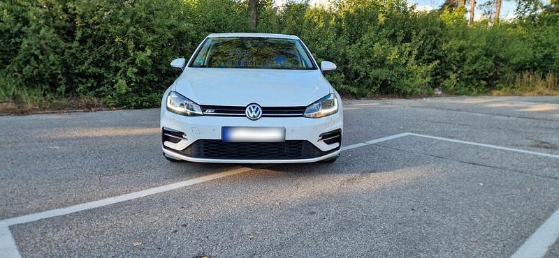 Gebraucht VW Golf VII Highline 150 PS (110 kW) 2019 Weiß Limousine