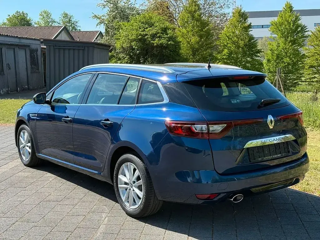 Używany Renault Mégane Intens 101 KM (74 kW) 2017 Niebieski Sedan/Limuzyna