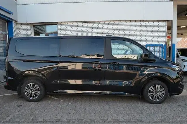 Gebraucht Ford Tourneo Titanium 136 PS (100 kW) 2025 Agate black Van / Kleinbus