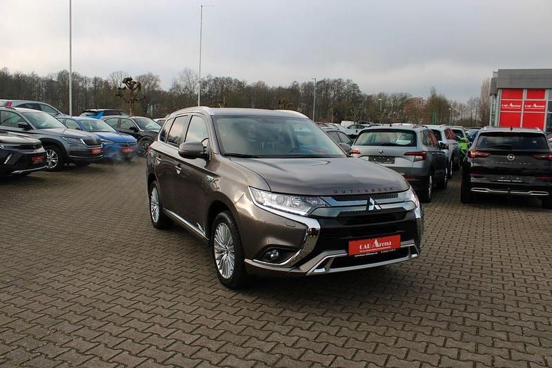 Braun Gebraucht 2021 Mitsubishi Outlander P-HEV SUV | 23.930 € (Guter Preis) - Bild 1/4