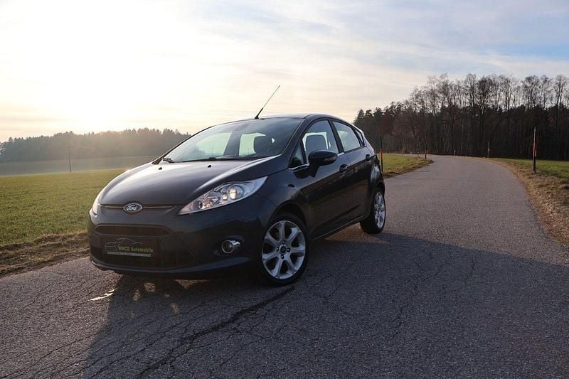 Gebraucht Ford Fiesta 97 PS (71 kW) 2012 Grau Kleinwagen