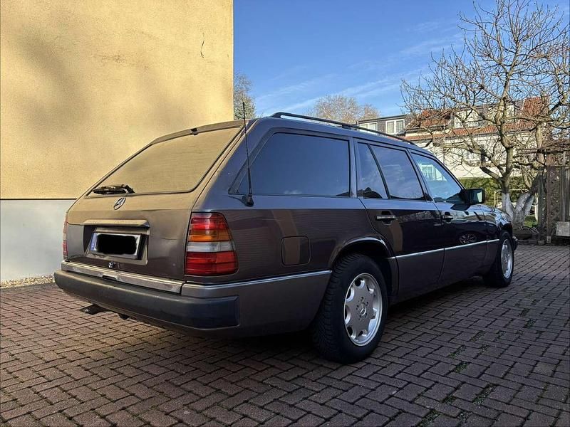 Second-hand Mercedes E250 113 CP (83 kW) 1995 Mov Break