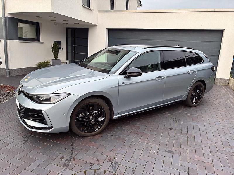 Silber Gebraucht 2024 VW Passat R-line Kombi | 38.499 € (Fairer Preis) - Bild 1/4