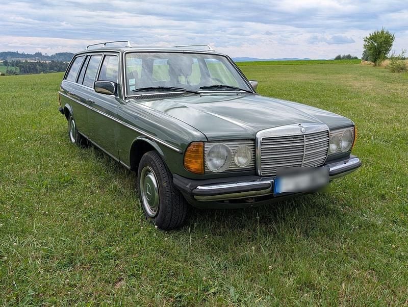 Grün Gebraucht 1978 Mercedes 300 Kombi | 8.999 € - Bild 1/4