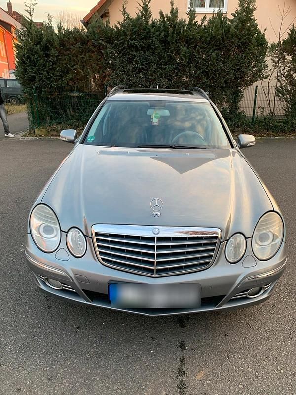 Usado Mercedes E220 170 CV (125 kW) 2007 Gris Familiar
