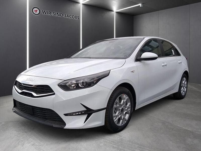 Weiss Gebraucht 2025 Kia Ceed Comfort Limousine | 23.370 € (Superpreis) - Bild 1/4