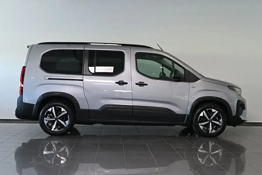 Neu Peugeot e-Rifter GT 100 kW (136 PS) 2026 Grau Van / Kleinbus