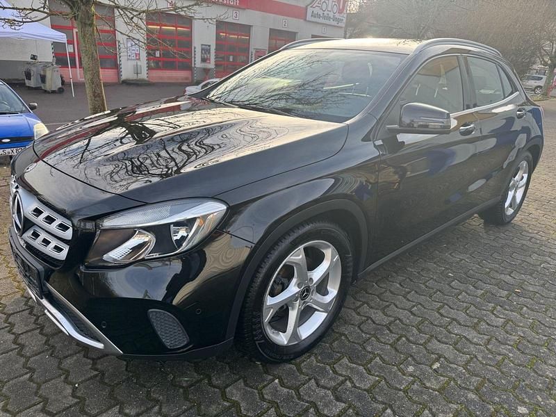 Schwarz Gebraucht 2017 Mercedes GLA200 SUV | 17.950 € (Guter Preis) - Bild 1/4