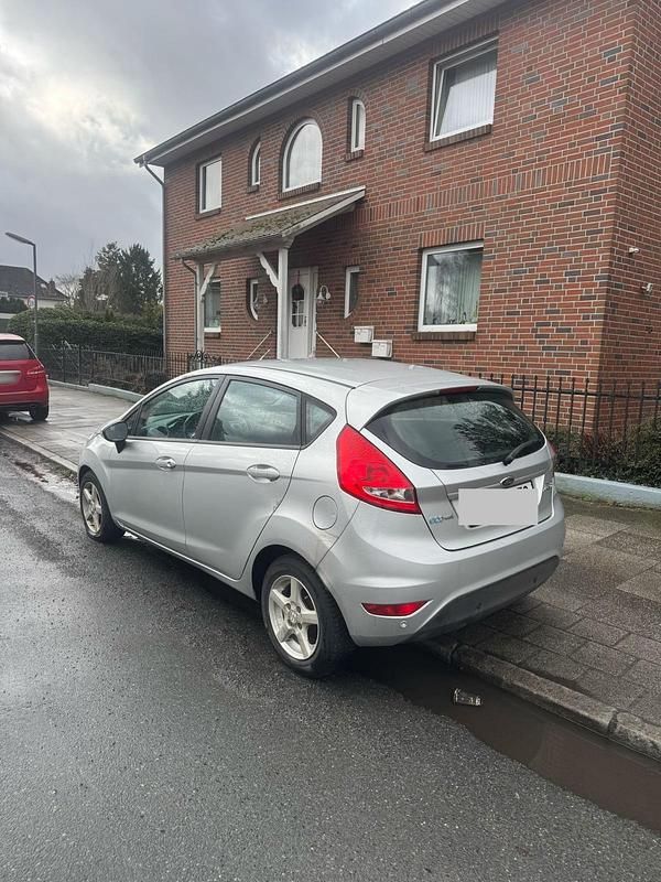 Gebraucht Ford Fiesta 95 PS (69 kW) 2011 Silber Kleinwagen