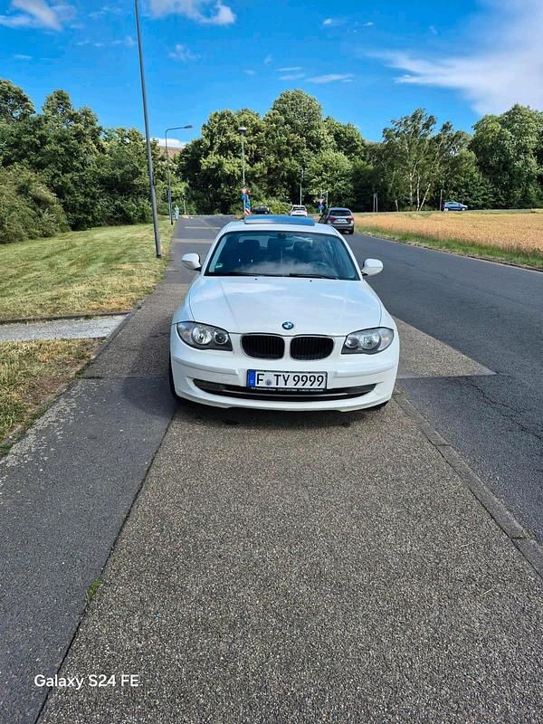 Weiß Gebraucht 2011 BMW 116 Kleinwagen | 3.900 € (Etwas zu teuer) - Bild 1/4