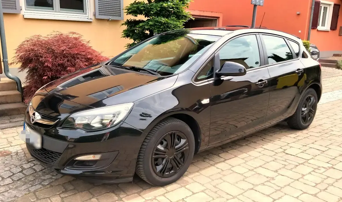 Gebraucht Opel Astra 140 PS (102 kW) 2013 Schwarz Limousine