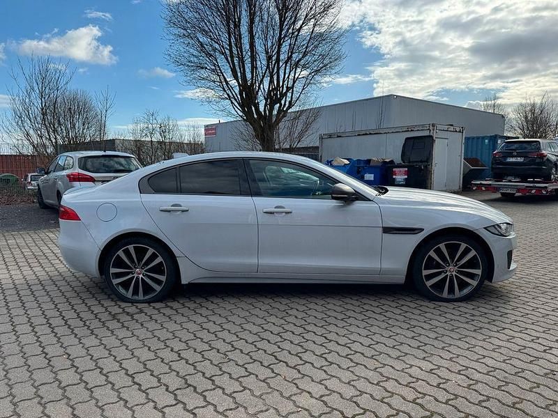 Gebraucht Jaguar XE 300 PS (220 kW) 2019 Weiß Limousine
