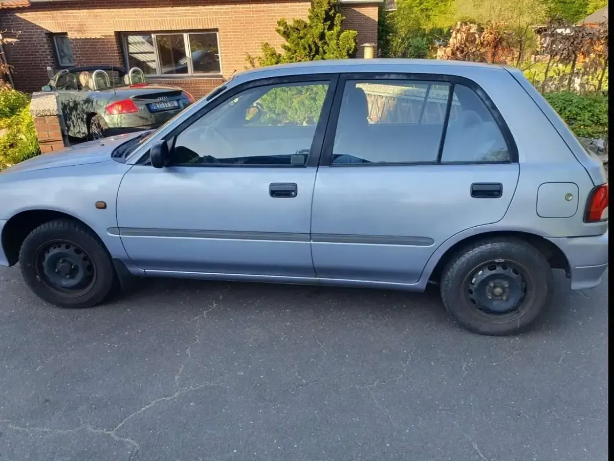 Gebraucht Daihatsu Charade 75 PS (55 kW) 1996 Silber Limousine