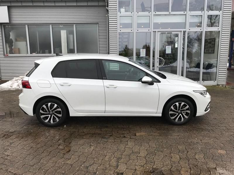 Gebraucht VW Golf VIII Active 110 PS (80 kW) 2022 Oryxweiss Limousine